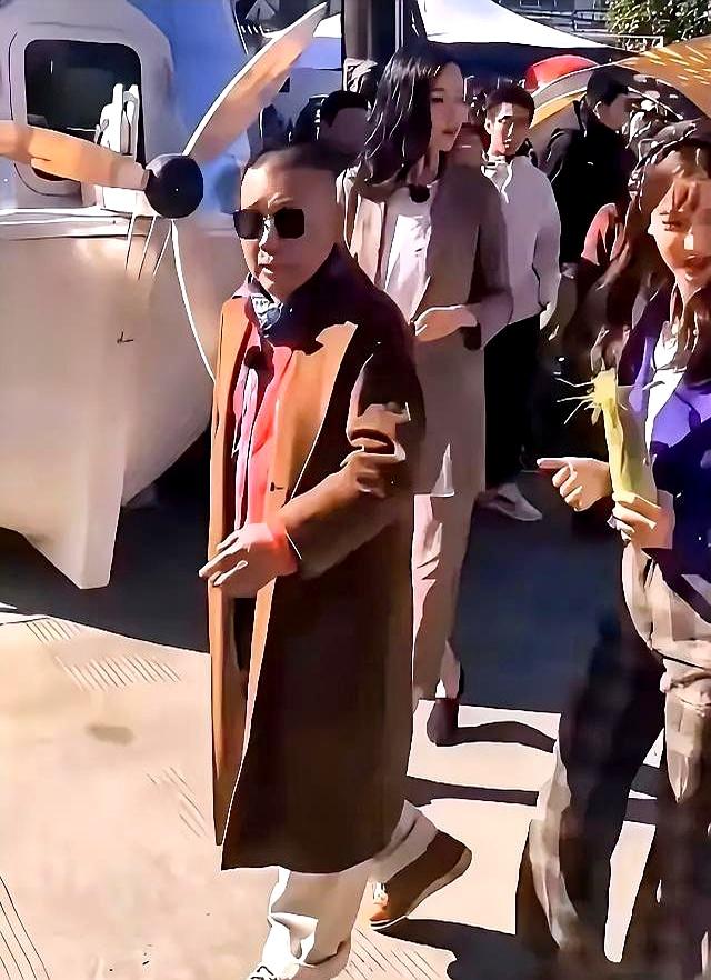 你说53岁的郭德纲没人提醒他穿搭违和吗？
说实话，那红格纹衬衫配蓝花丝巾、再罩件