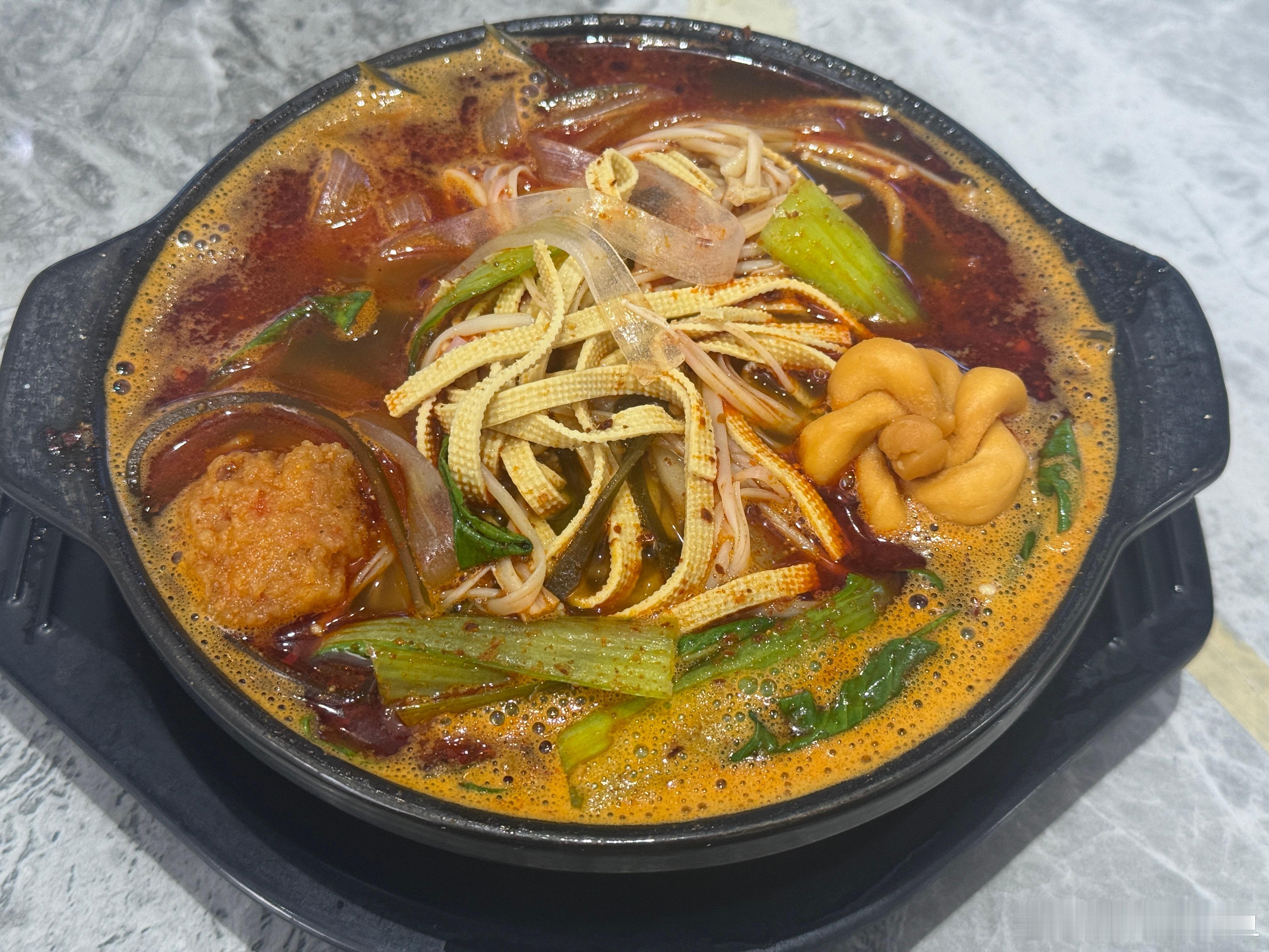 吃到最后才发现竟然是鸡汤底的砂锅宽粉 