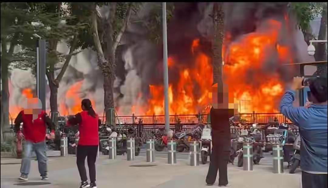 广东海珠区发生火灾，“沿街烧成一条火龙”；目击者：洒水车尝试灭火无果；消防：无伤