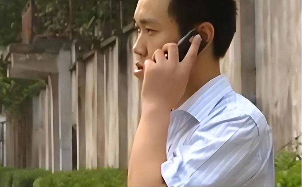2004年，武汉1男孩意外去世，手机随他一起下葬。男孩母亲以泪洗面，颤巍巍经常拨