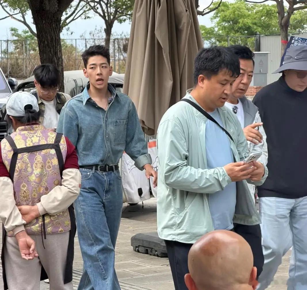 郭涛和19岁儿子石头现身云南街头，石头穿着一身牛仔装，身材身高超过1.8米，身材