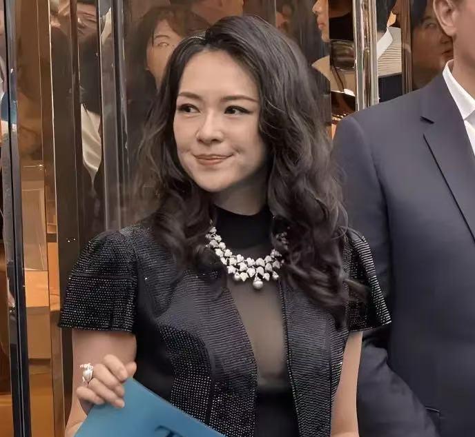 她瘦到84斤时肋骨断了三根，指甲盖练武掀翻。
三年后，她为另一个角色又瘦回84斤