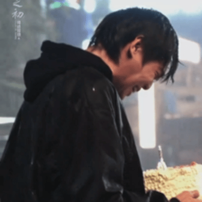 张若昀新剧雨中崩溃梦回祺贵人下线 两口子这联动绝了，一个紫禁城光脚跑，一个大雨里