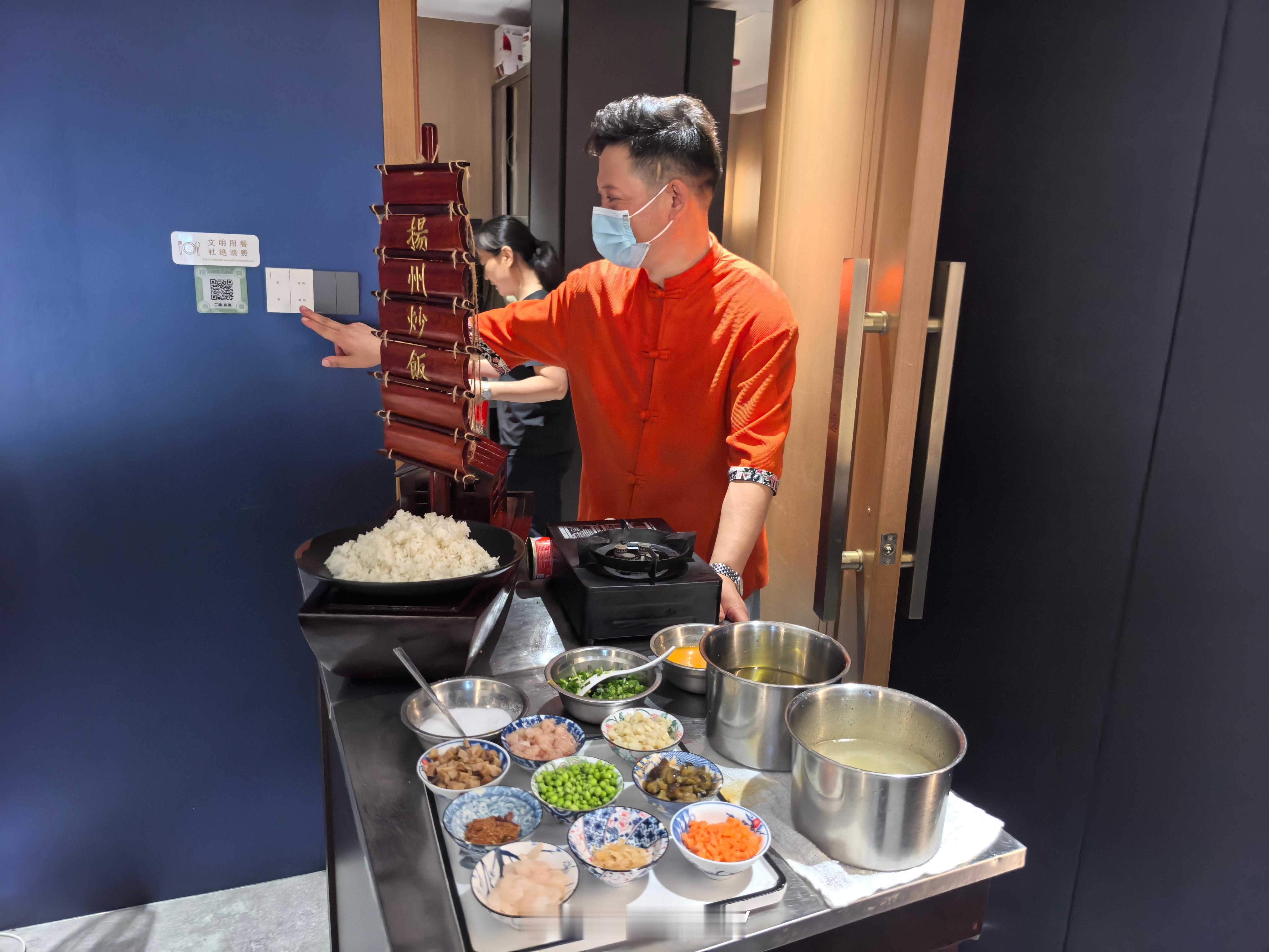 这两天我从炒饭非遗传承人588一份的天价扬州炒饭，吃到街边38块管饱的烟火气，本