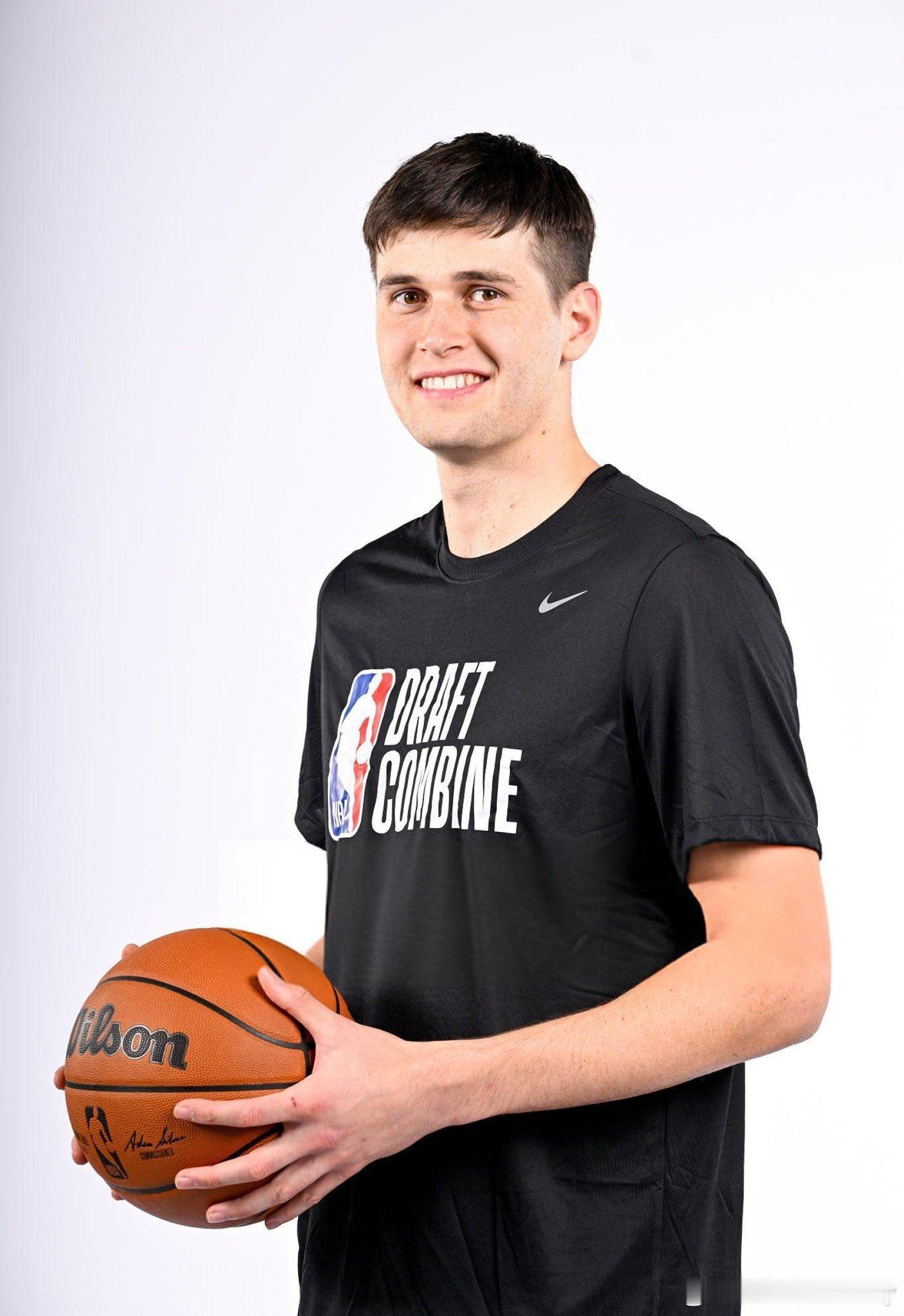 我甚至都还没机会见图希打一场比赛！本届选秀第52顺位被勇士选中，夏季联赛出战6场