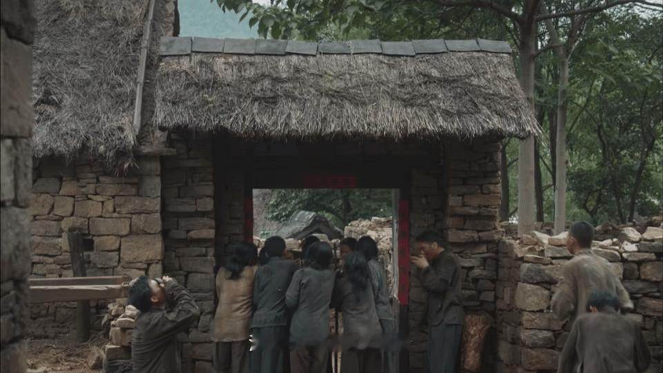 生万物是100年前的酸甜苦辣生万物这剧太绝了，把那个年代无奈困境拍得透透的，还凸