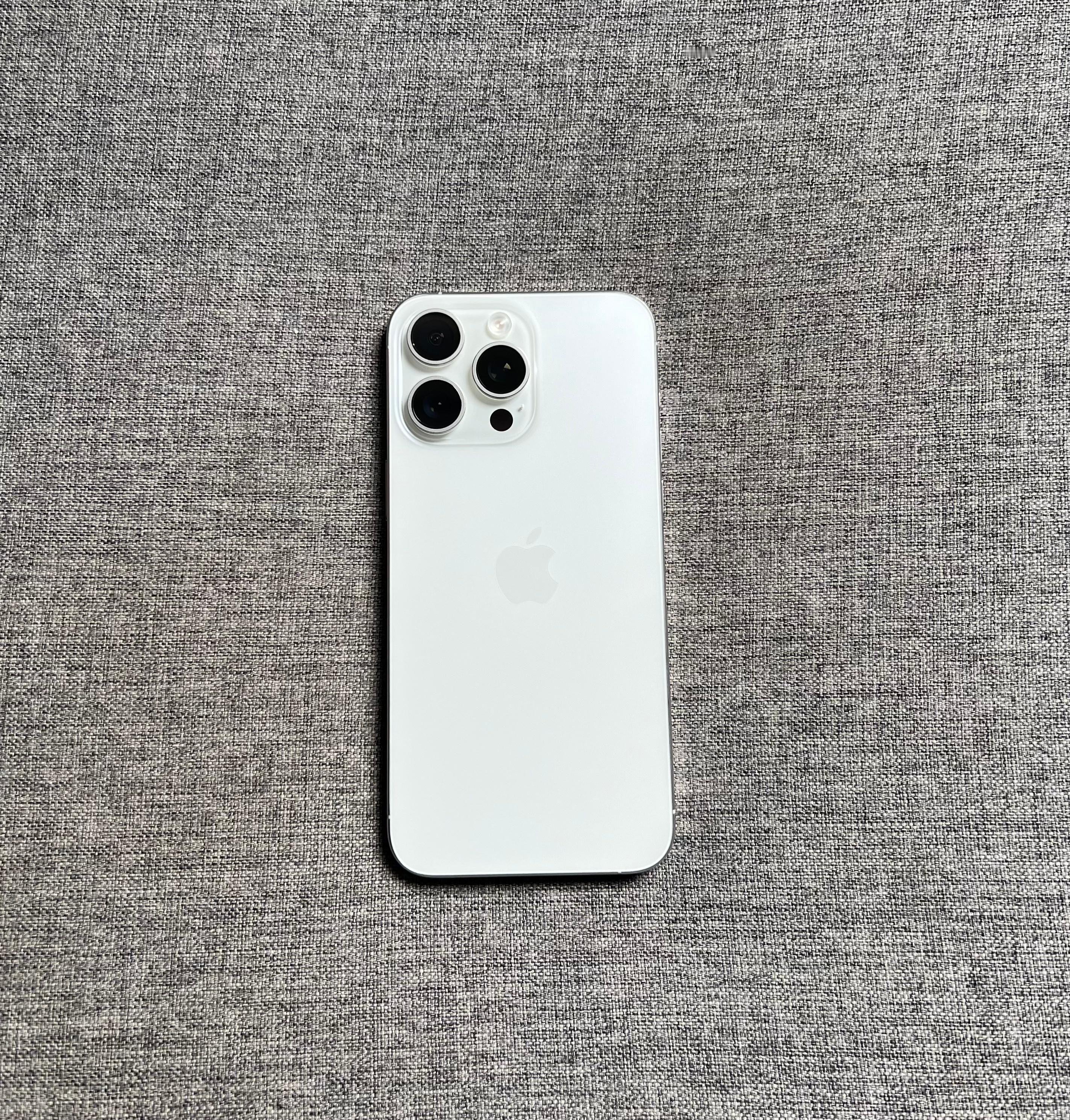 国行官换机 iPhone15 Pro Max 512G 白色，屏幕细微划痕，外壳