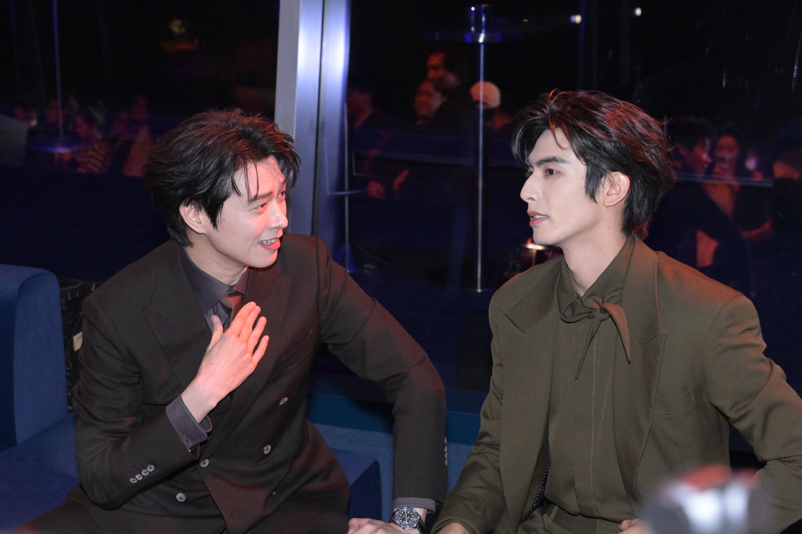 欧米茄海马活动现场颜值狙击 梦幻联动达成！三位男神同框，蓝橙腕表交织出不同魅力，