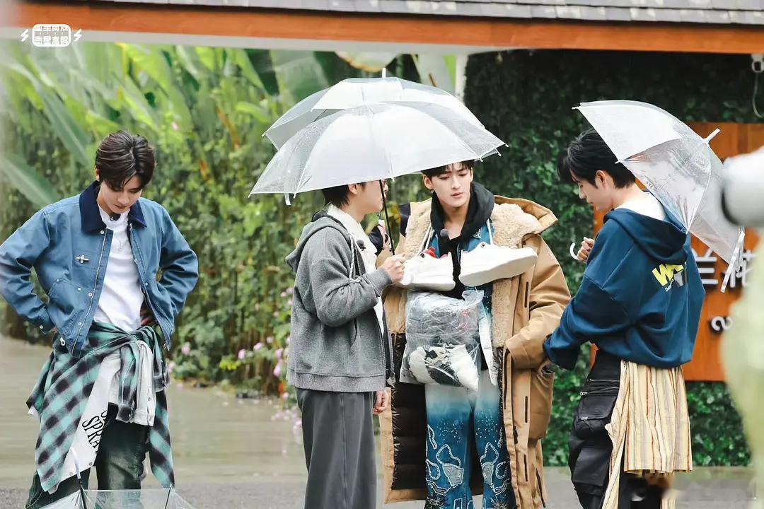 周震南、何洛洛、夏之光、张颜齐和任豪合体录制《2》路透来啦～ 