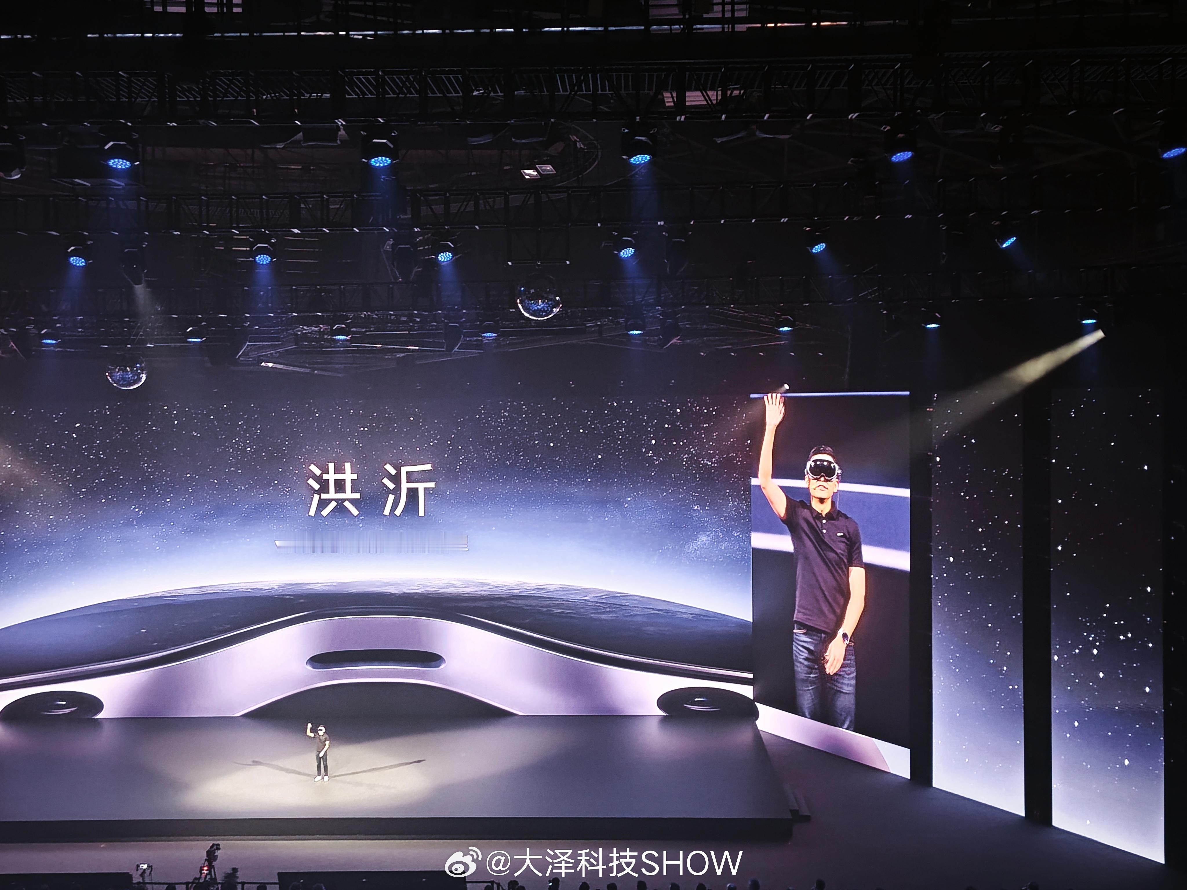 它来了，vivovision来了，产品经理亲自佩戴上台，颜值高，机身小轻便，戴在