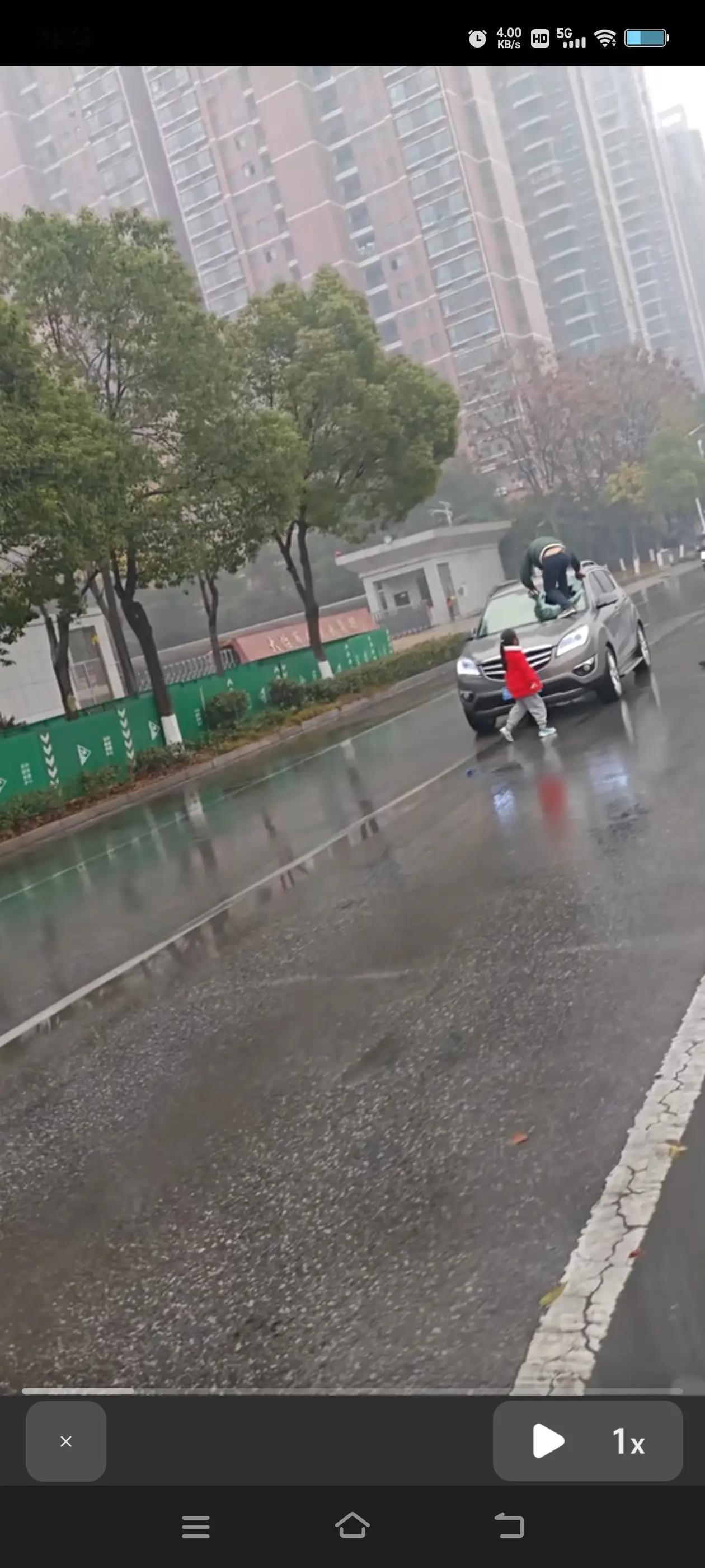 砸车男子原来是因家庭矛盾砸妻子的车，不管怎么说，这样的行为太冲动太危险了，一是在