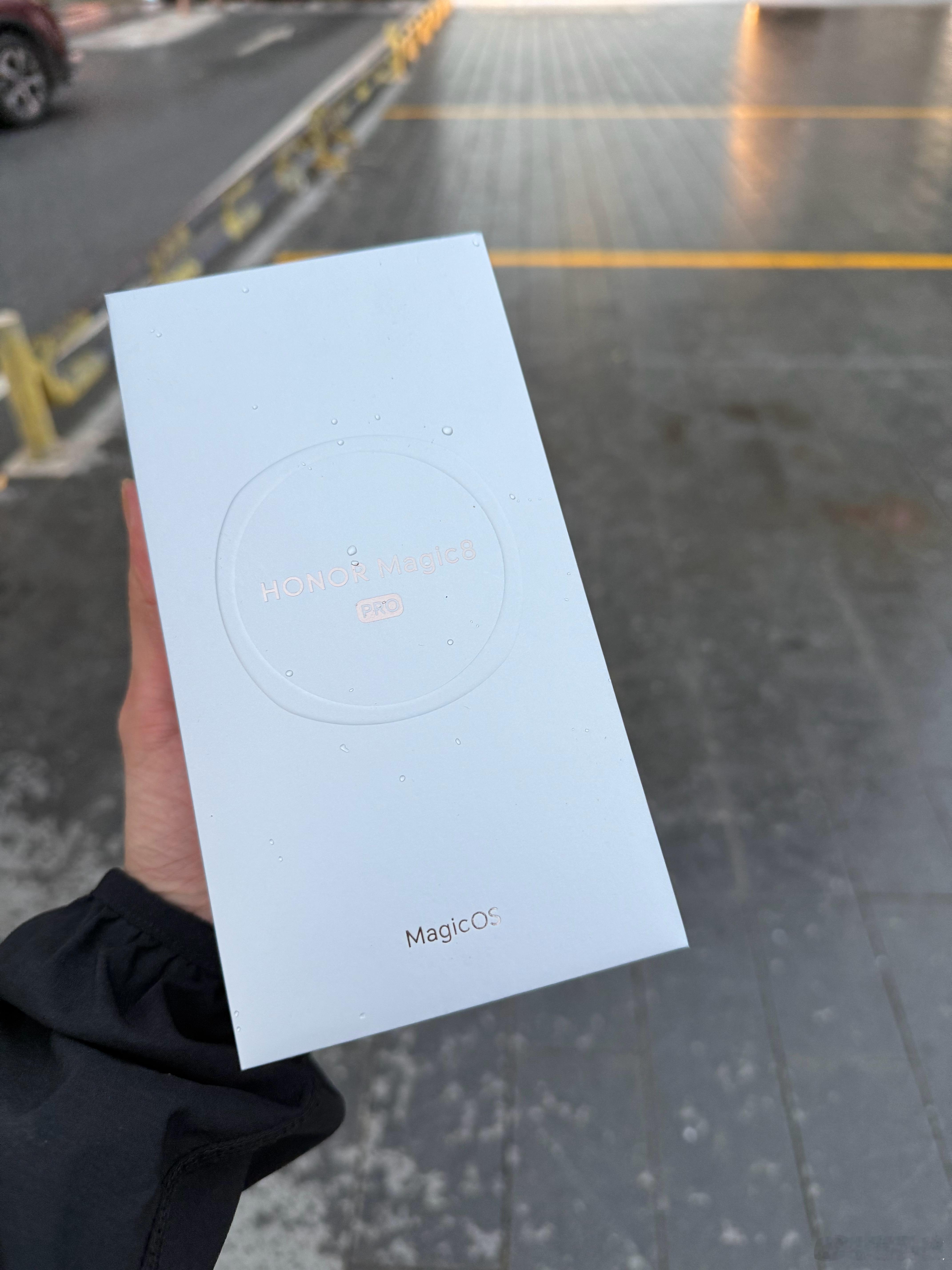 荣耀Magic8到了，但忘记改地址，放在别人家门口，搞的下雨又去拿了一趟[衰] 