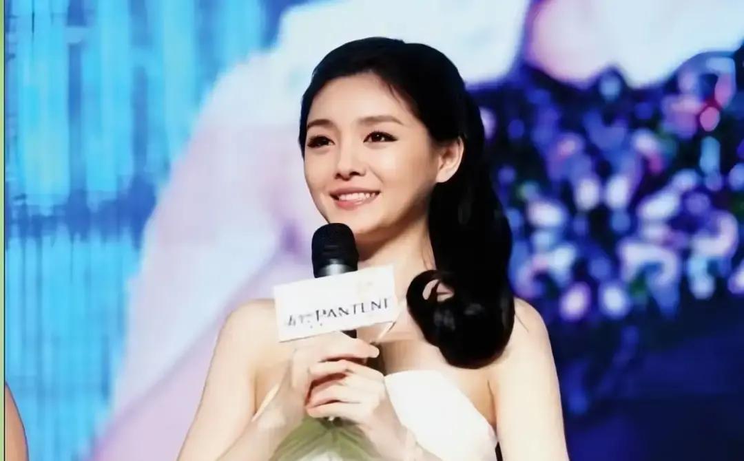 她每一寸精致，都是算出来的。
 
你羡慕她46岁还能锁住镜头。但你没算过她为此支