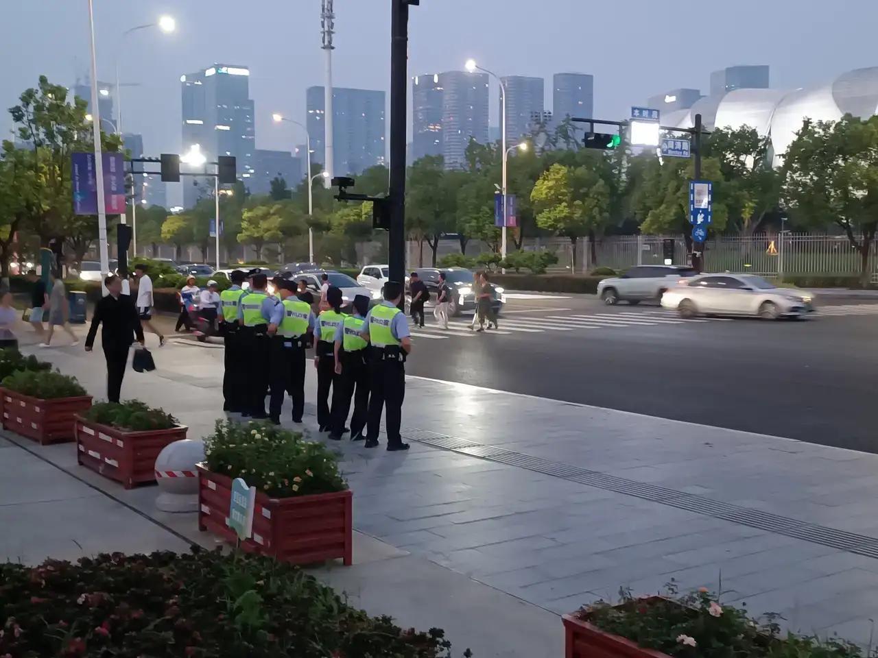 我的今日状态：😁轻松愉快
我这里的天气：🌈雨过天晴

杭州的交警太有人情味了