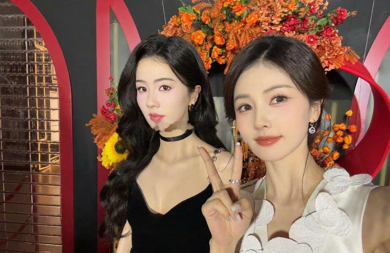 白鹿晒与蜡像合照，还原度挺高的，大家觉得像不像？ 