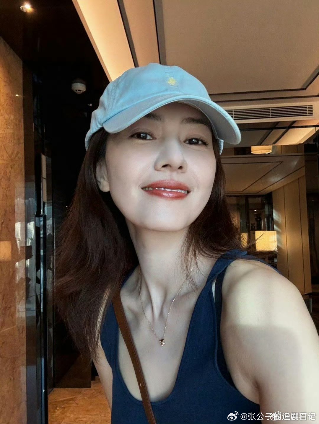 高圆圆吧唧就给了闺蜜一口高圆圆亲闺蜜那一下，满脸都是藏不住的开心，果然女孩子的友