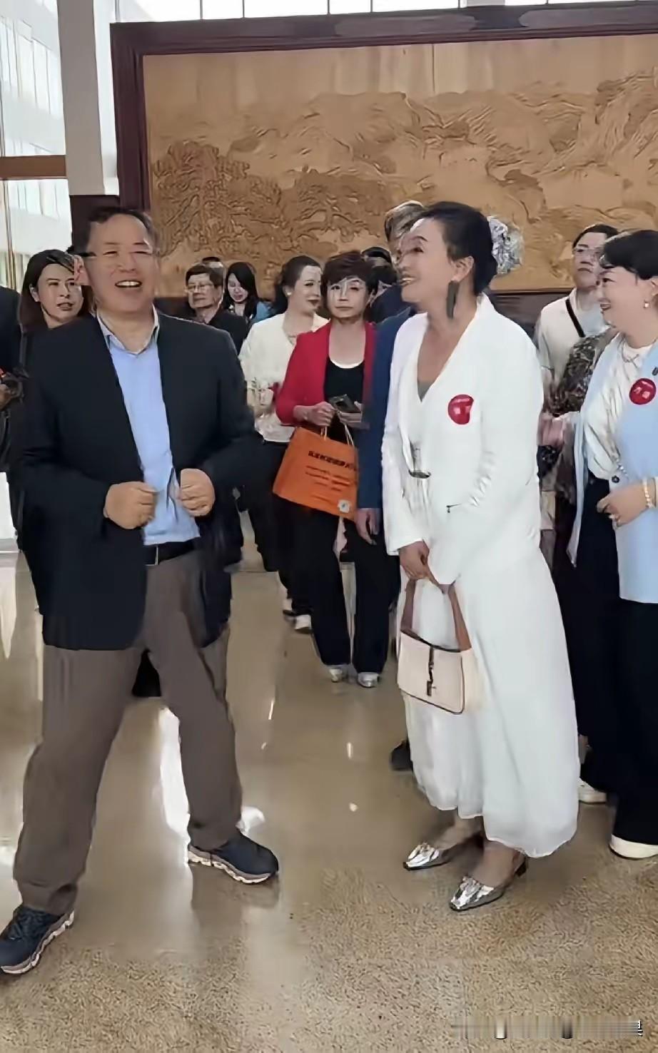 服了张兰这老娘们真是永远闲不住😤
 
瞅瞅咱兰姐，又闷声干大事去了！
这回跟着