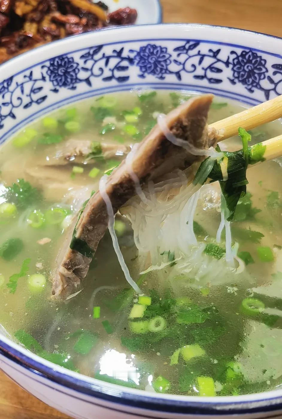 来西安一定要品尝一下“水盆羊肉”！

在西安吃水盆羊肉，我觉得这不仅仅是品尝一道