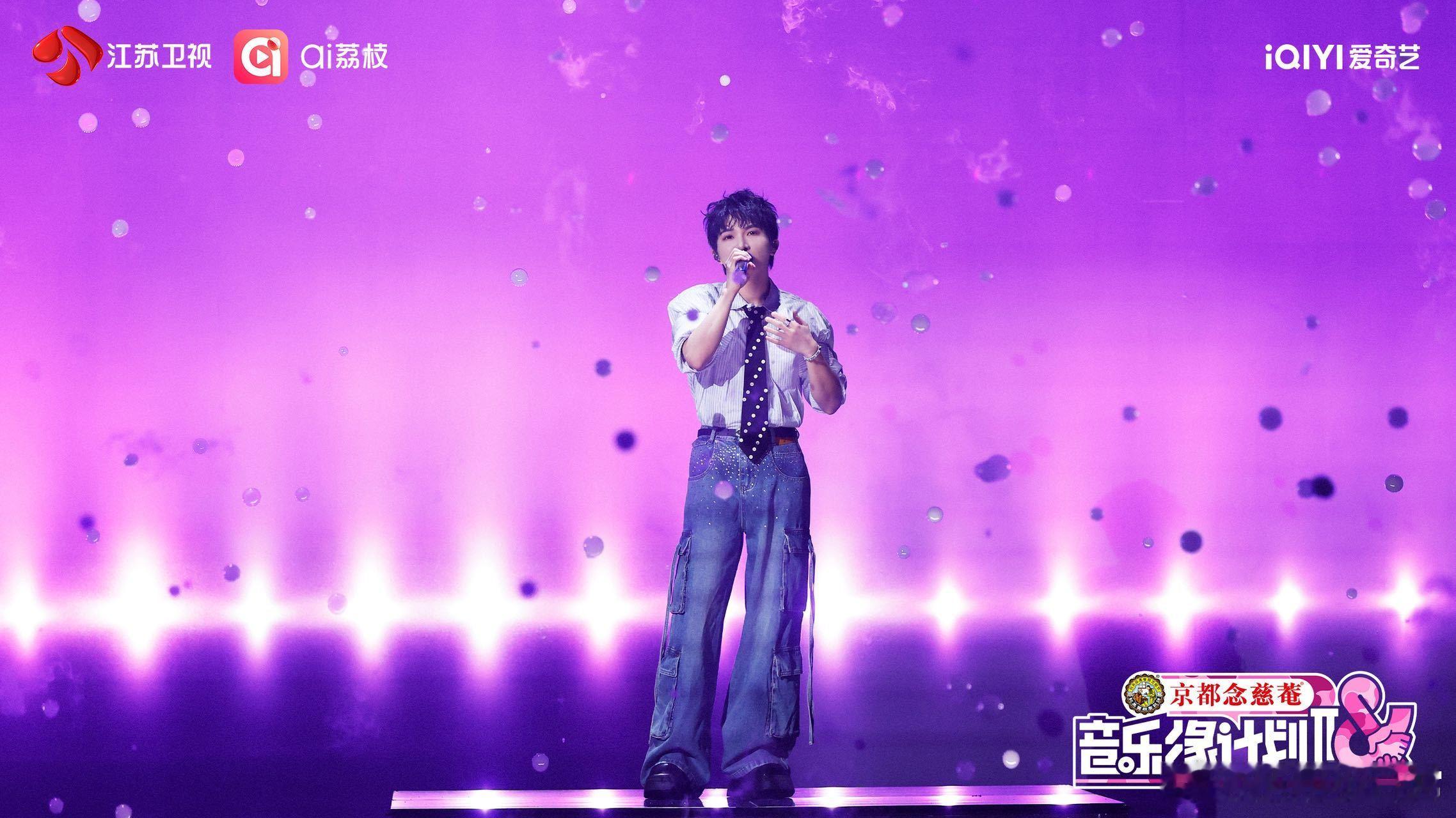 在《告别旅行》里简直化身浪漫魔法师！漫天泡泡飘落，卷发少年浅吟低唱，他用极致细腻