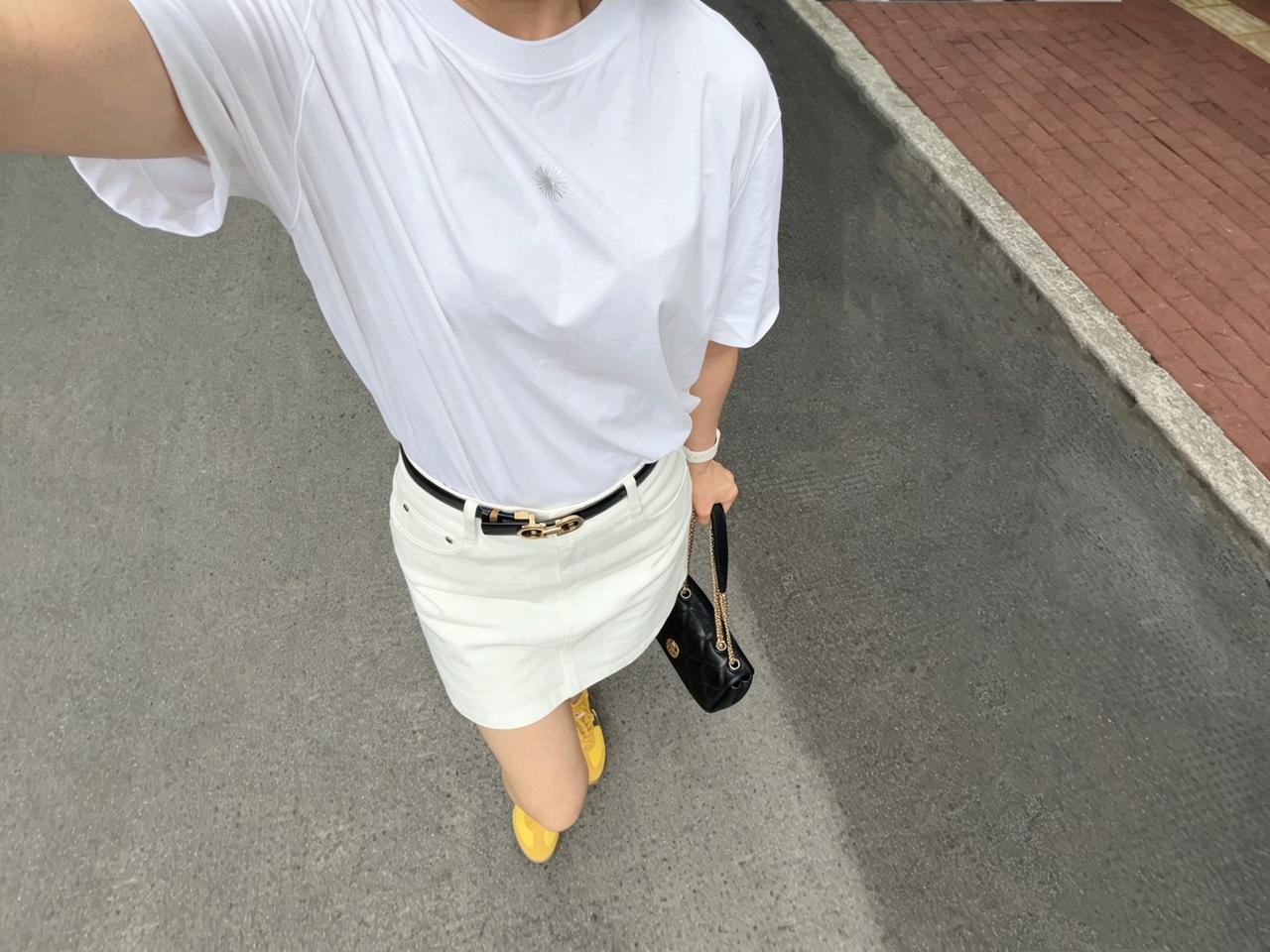 以平常心，与中间态共处。

别用苛求的眼光看世界，万事适度知足便好。学会了与自己