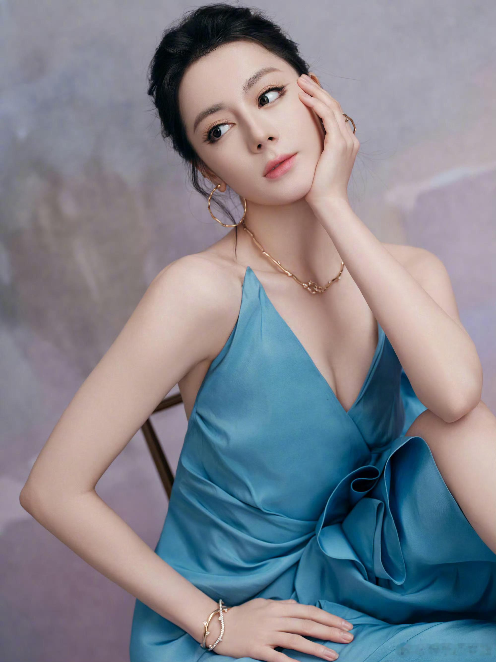 迪丽热巴雨中撑伞☔️神图🈶，有种不一样的美