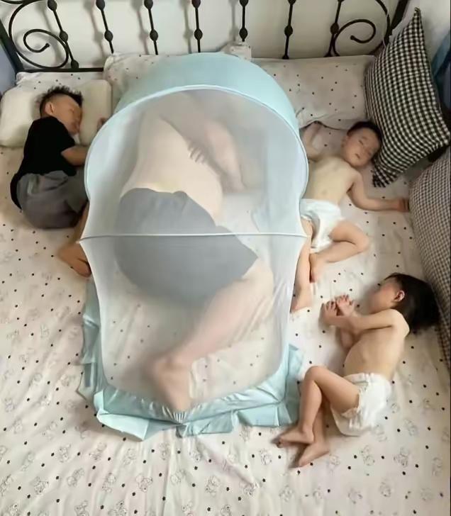 父亲俨然一个庞然大物也。自己绻身于蚊帐里，把自己保护的好好的。完全不顾三个小葫芦