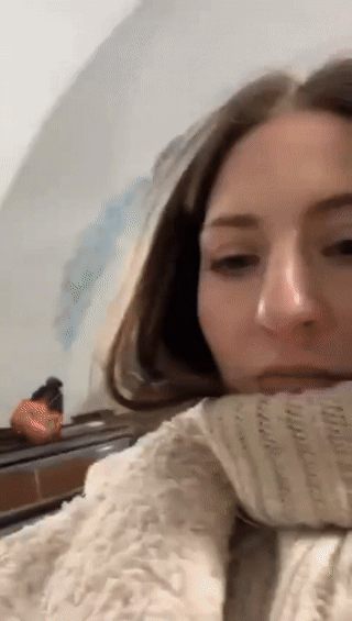 俄男子在地铁痛骂普京，嫌俄罗斯不帮伊朗

在圣彼得堡地铁里，一名留着胡子的男子高