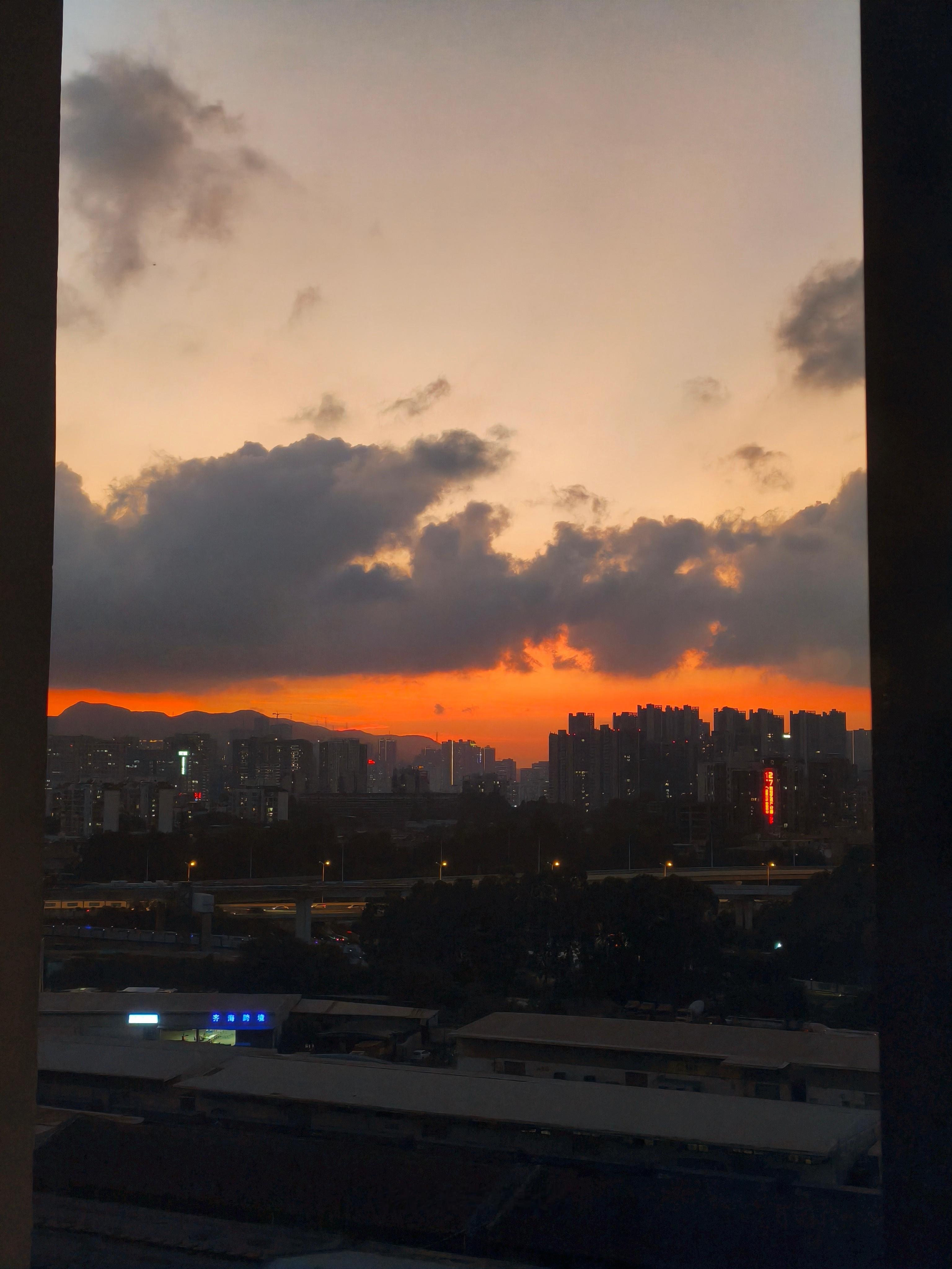 回家睡着了，醒来拉开窗帘是这样美的晚霞。深圳晚霞