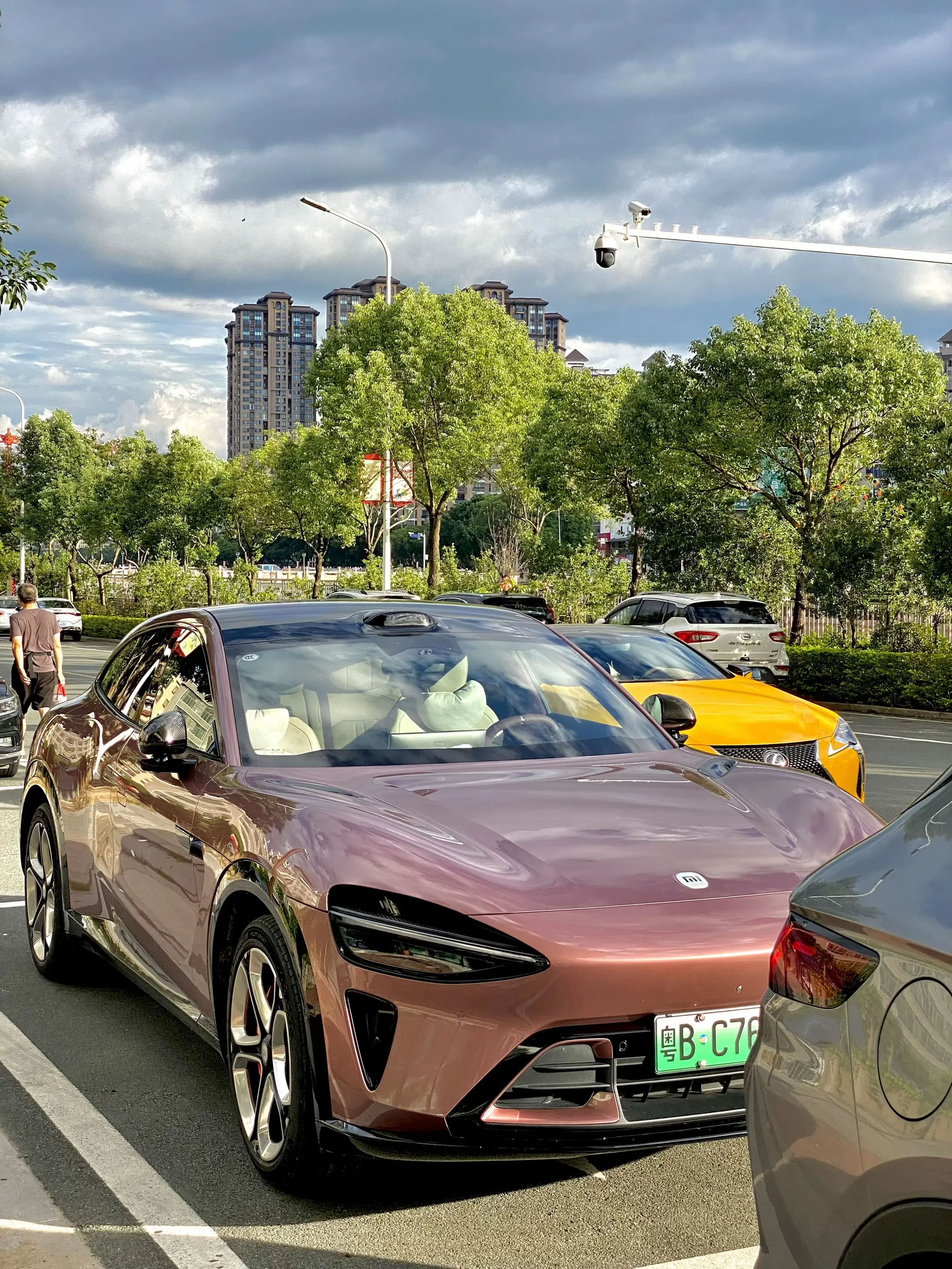 第一次在汤坑遇到小米Yu7 该说不说 有法拉利Fuv的影子也有马丁的影...