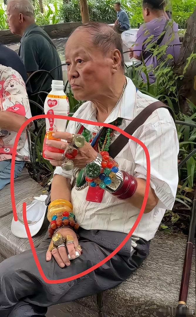 有没有懂首饰的朋友？大爷手上的这个饰品大概能值多少钱呢？最值钱的又是哪一个呢？ 