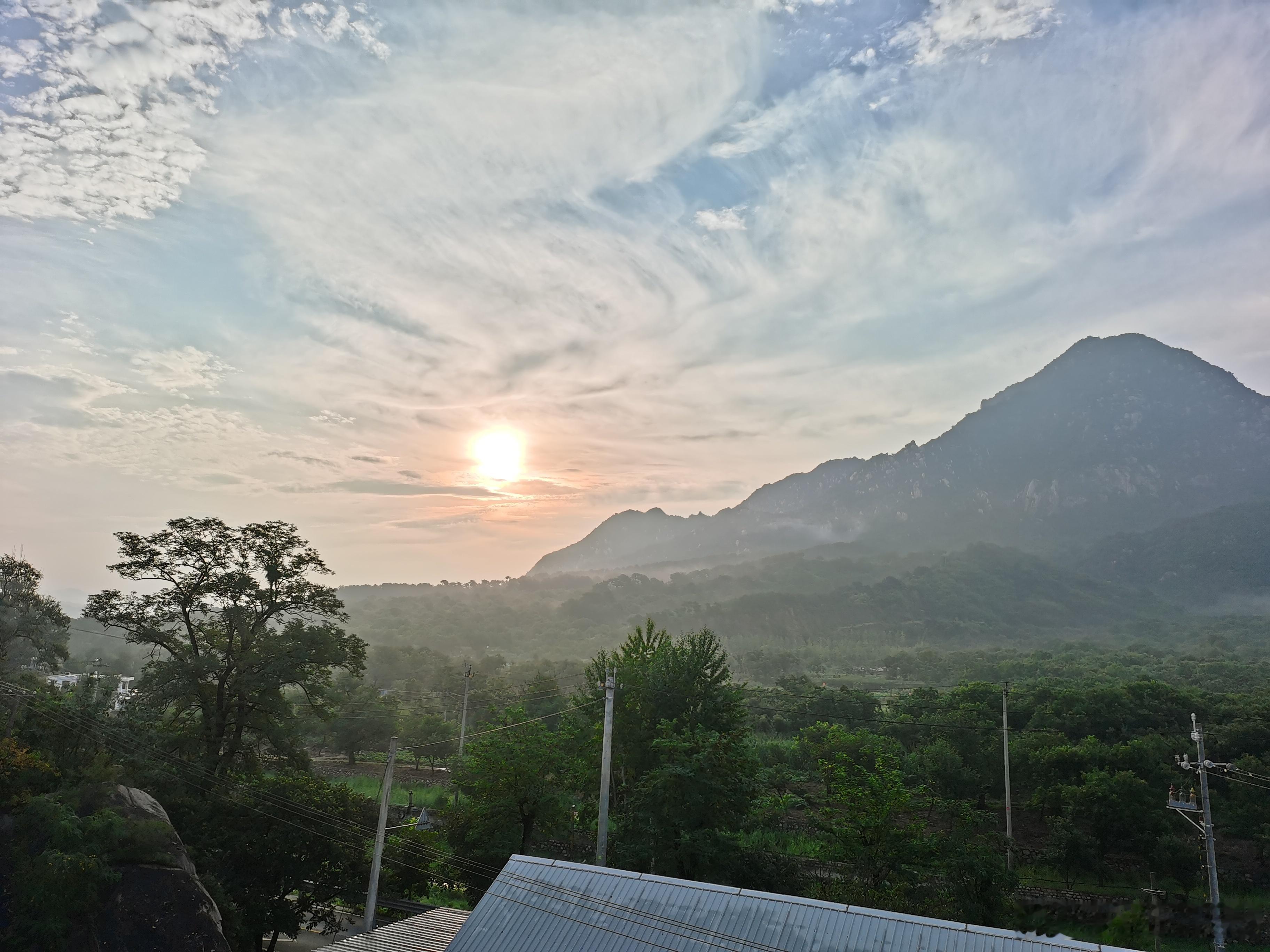 生活手记 早晨山区六点多的日出，我来这里20多天了，第一次拍到早晨的日出。我已走