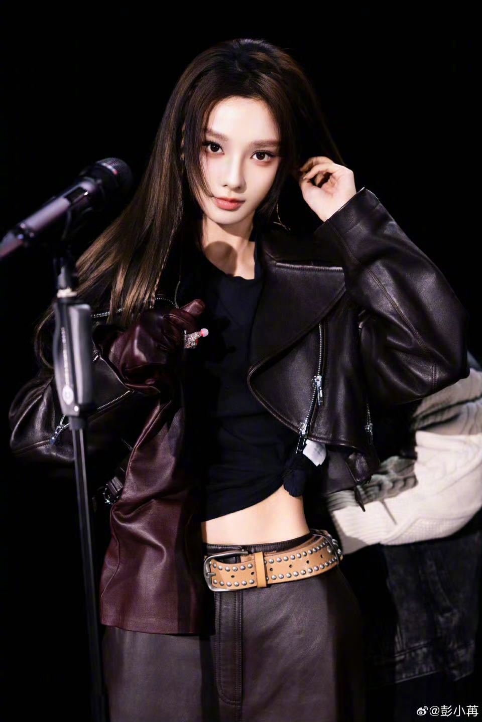 彭小苒露腹装生日会进入倒计时，彭小苒通过彩排照提前给粉丝送福利！露腹装展现了她坚