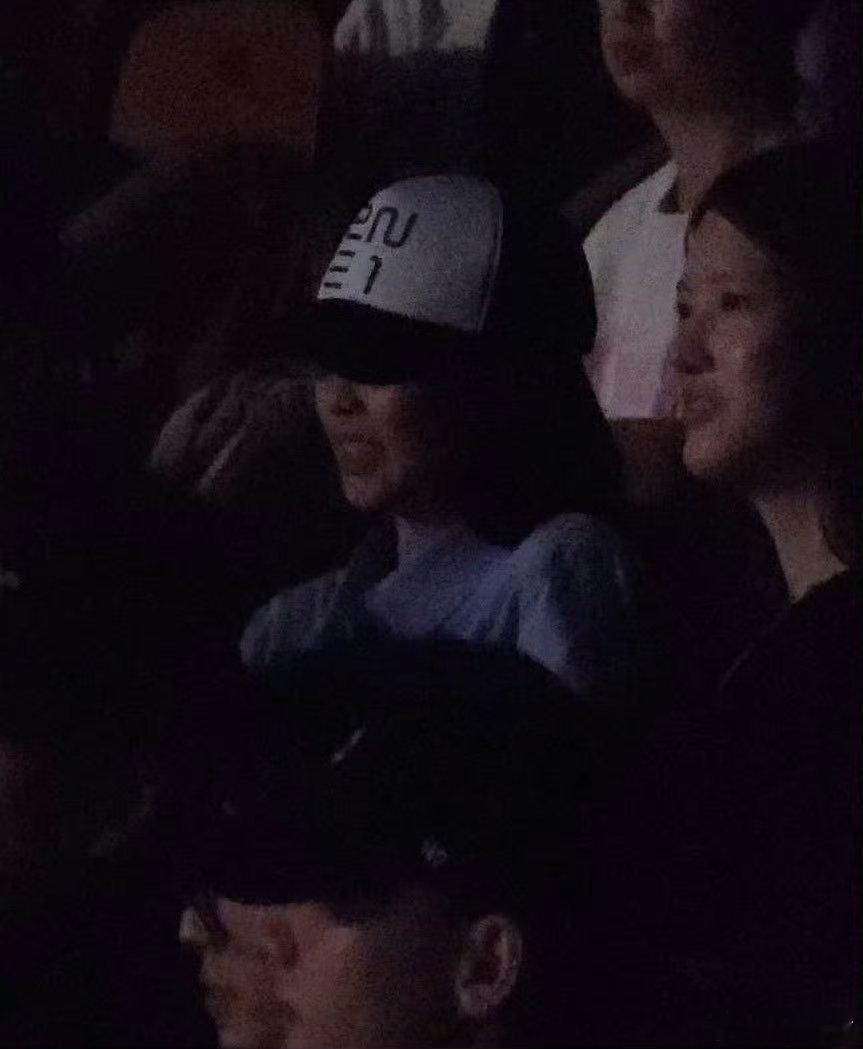 #JENNIE权志龙都去了2ne1演唱会##JENNIE权志龙去了2ne1演唱会