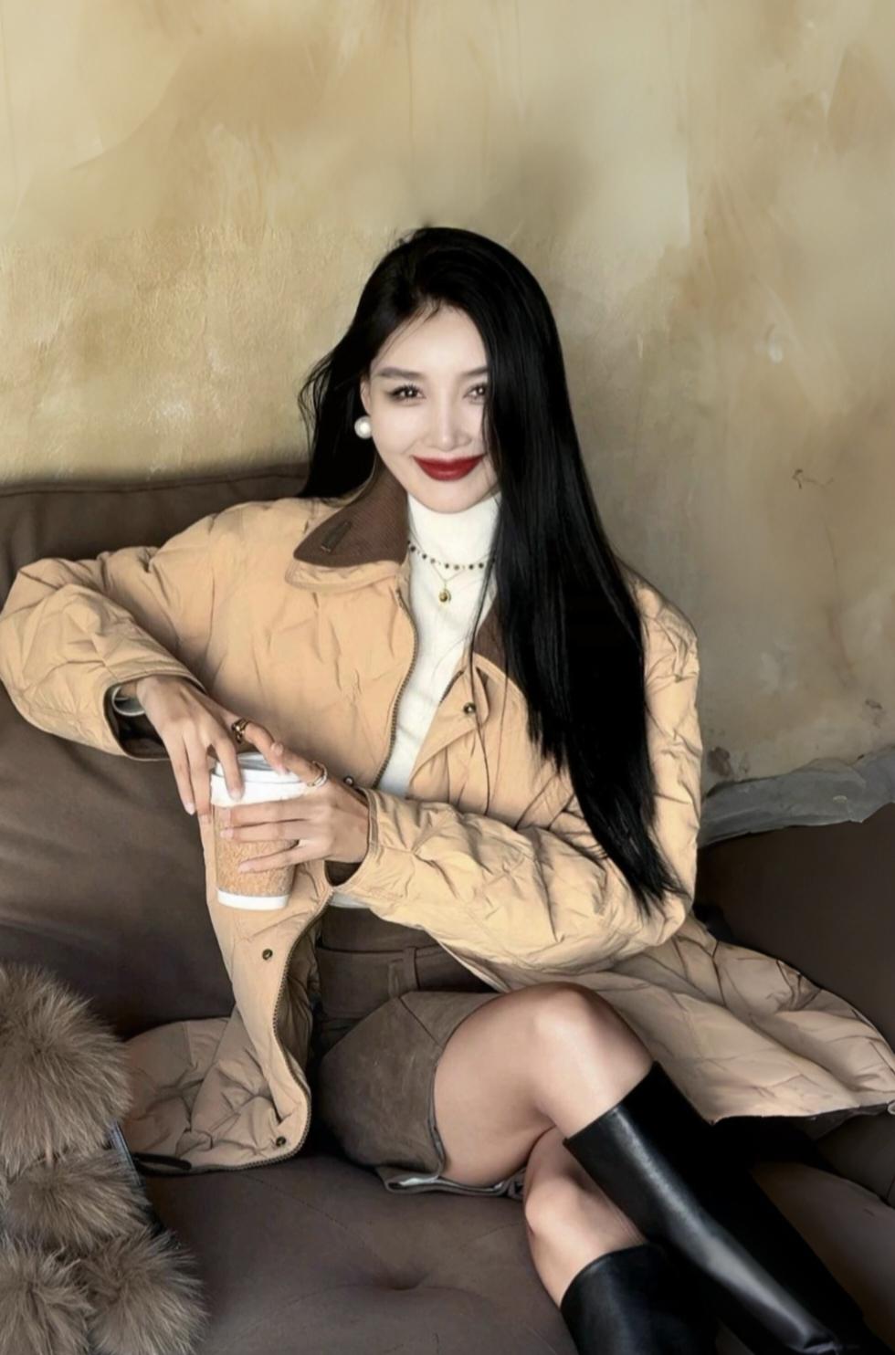 分享秋冬穿搭棕色大衣配包臀裙加皮靴
即保暖又靓丽又显气质又显瘦显身材
谁见了谁不