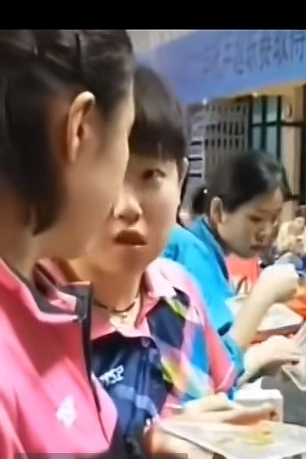 莎：梦姐。
梦：嗯，莎莎，干啥？

莎：你吃的咋这么慢呢。
梦：嗯，不着急慢慢吃