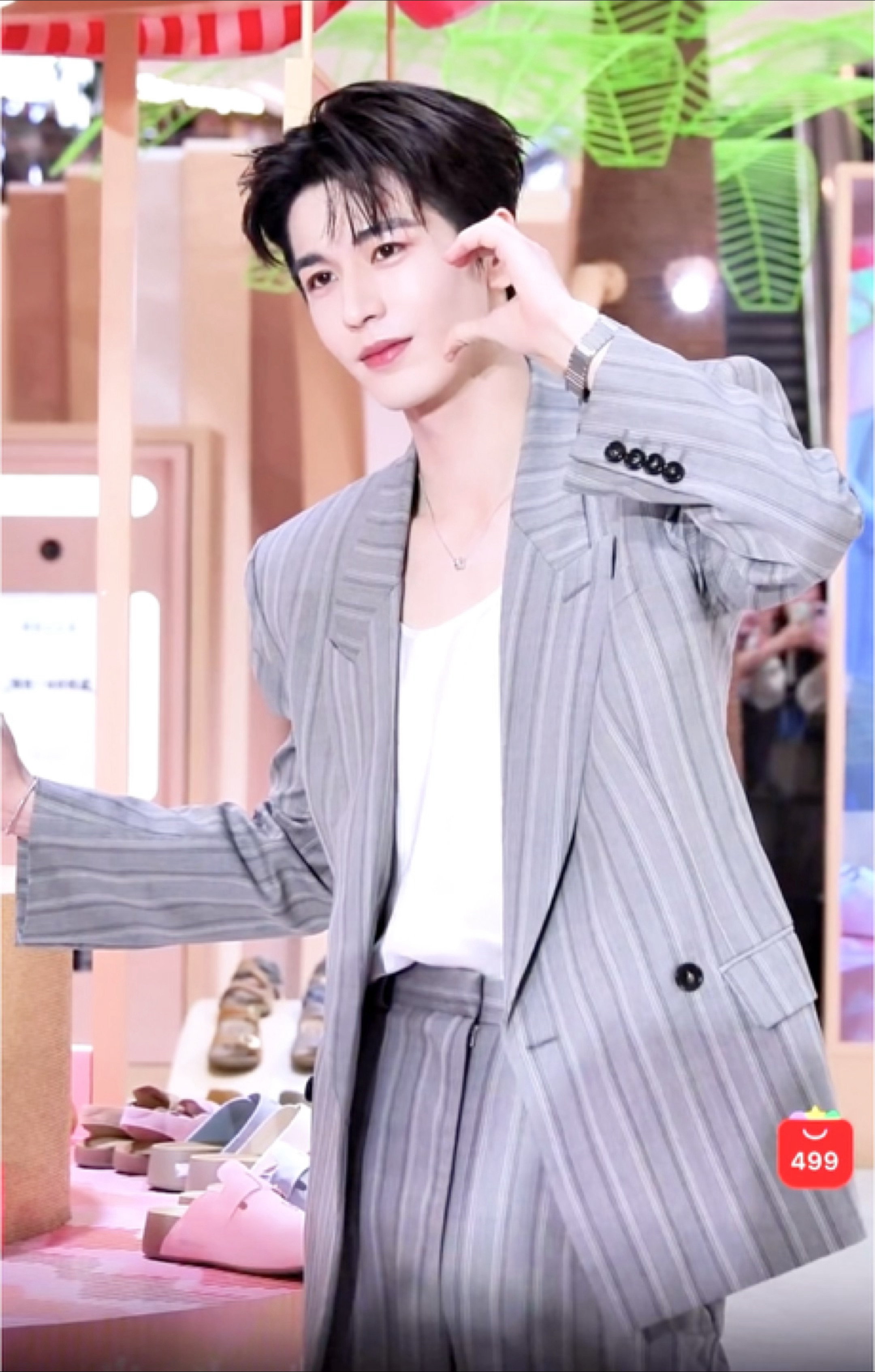 比心完后的淡淡挑眉要不要这么撩人啊凌赫张凌赫深圳