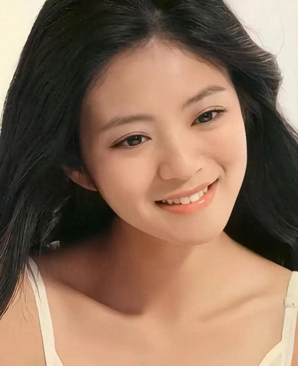 丈夫入狱3年，45岁的安以轩面相大便素颜，带着孩子和友人聚餐，穿着素色上衣，头戴