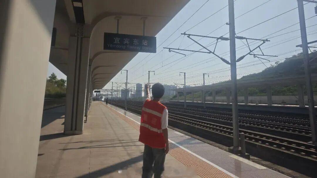 国铁头条【扣停7趟列车！成都局迅速应对四川高县4.8级地震】7月9日7时44分四