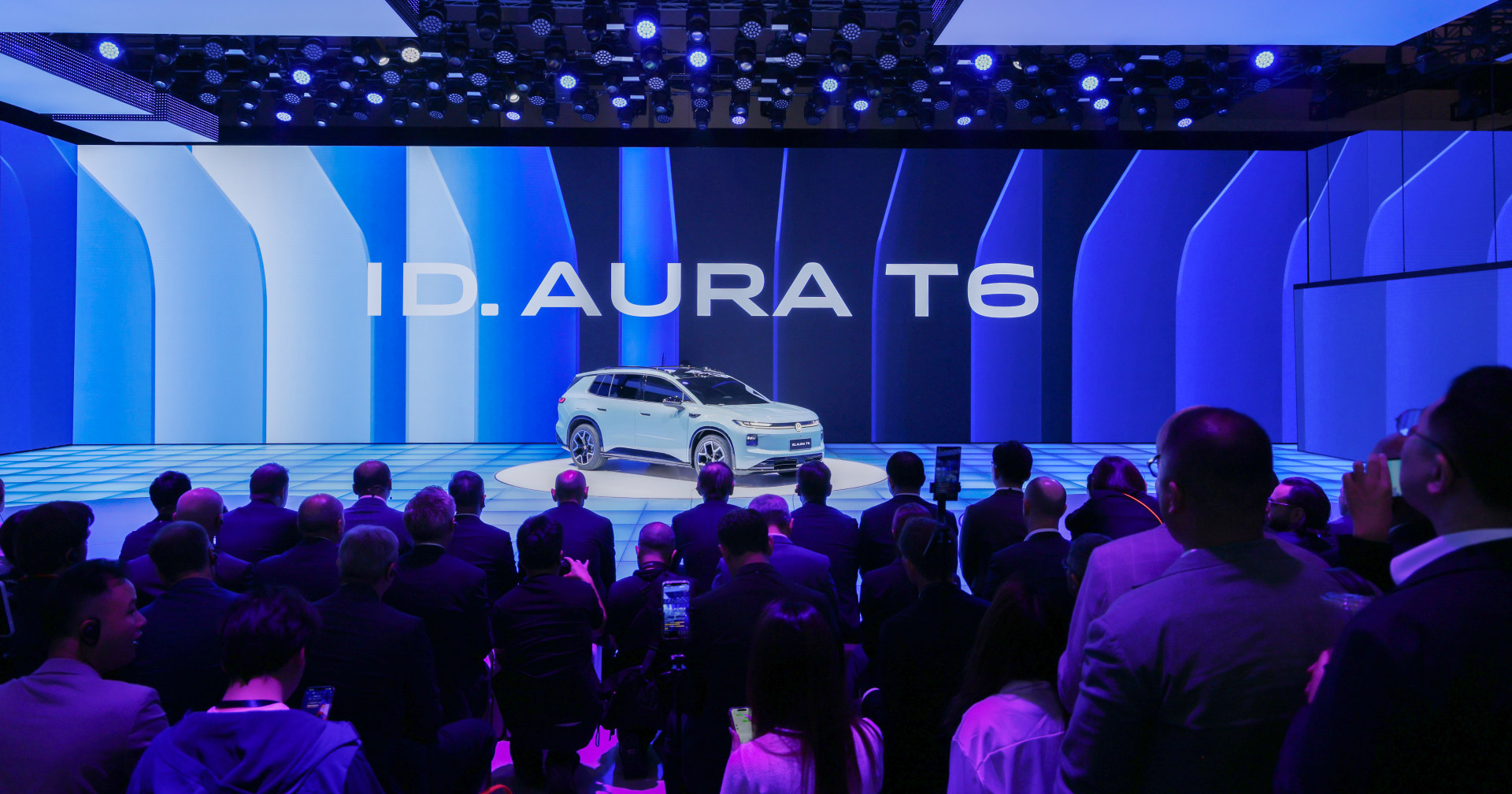 北京车展现场看了ID. AURA T6，照片真的拍不出这车的稳健感。 整车比例很