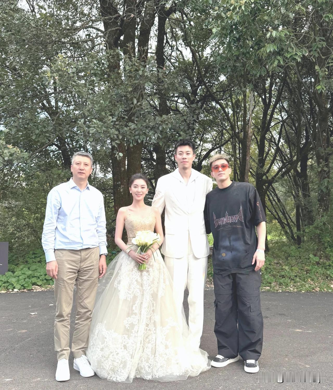 6月7日，辽宁男篮核心球员张镇麟在云南丽江低调完婚。他的好兄弟郭艾伦和中国男篮主
