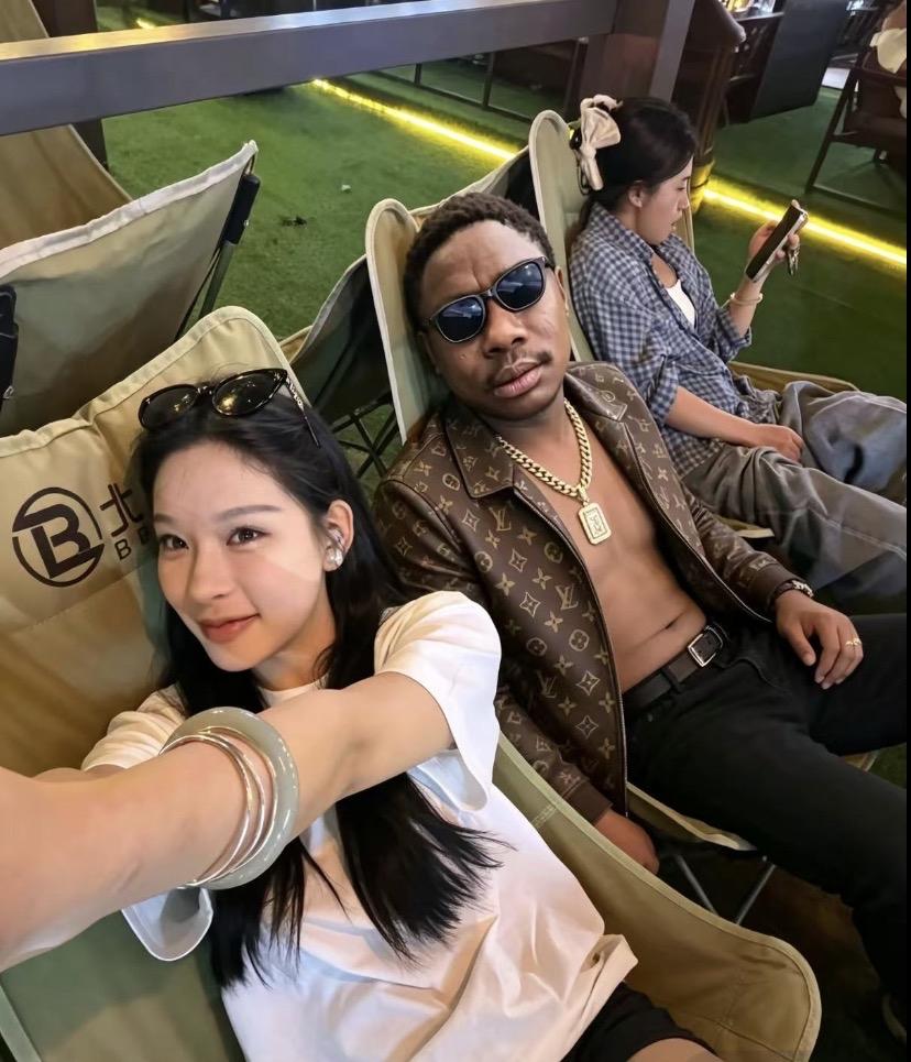 祝他们幸福

黑哥也算是过上了人上人的生活