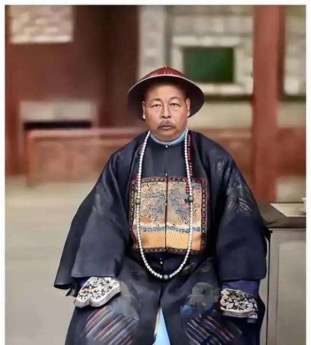 晚清官场，三妻四妾是标配，后院争宠热闹得跟戏台子似的。但有个湖南佬偏偏活成了异类