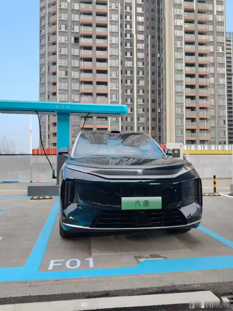 比亚迪的9系旗舰摘下伪装了照片背景据说是在比亚迪的第二代兆瓦闪充站，加上车尾的“