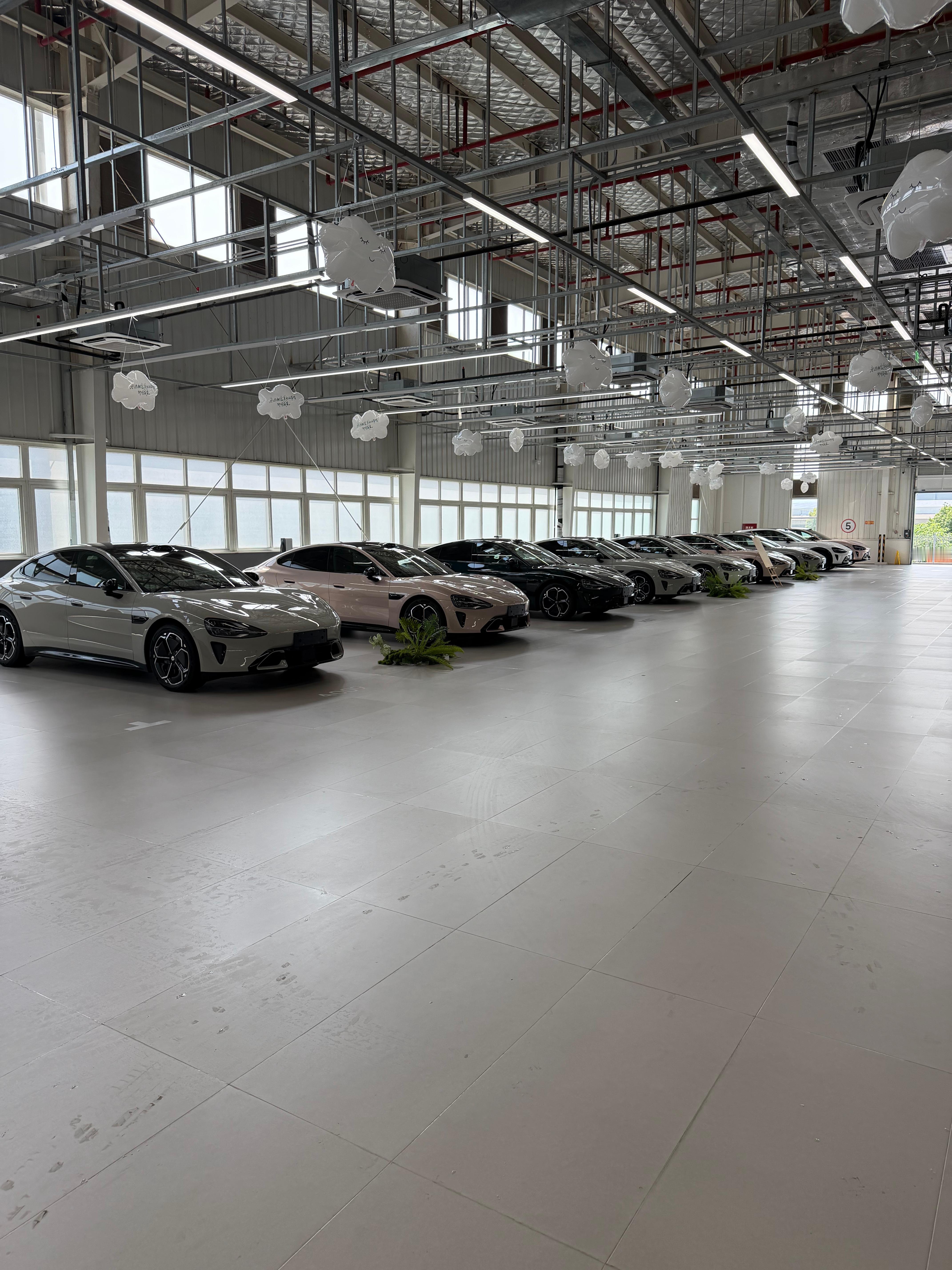 上午37台待提新车，3台YU7，其他都是新SU7小米汽车新一代su7付卷卷爱粟