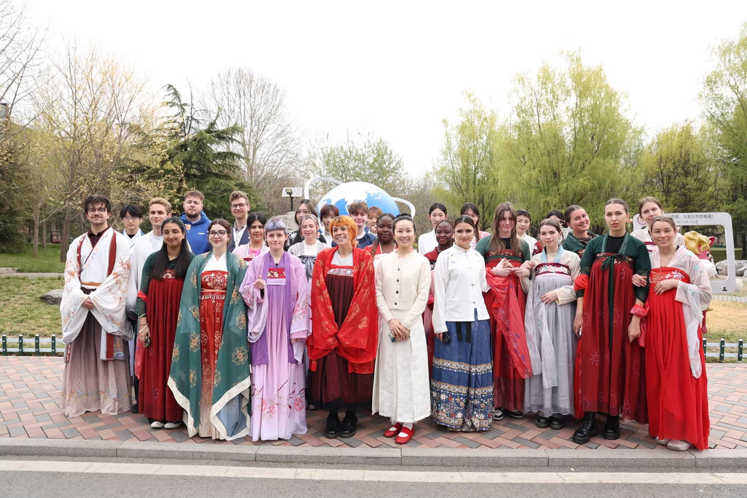 中国非遗惊艳英国青年燕理这波操作也太圈粉了，真后悔没早点刷到！英国朴次茅斯大学的