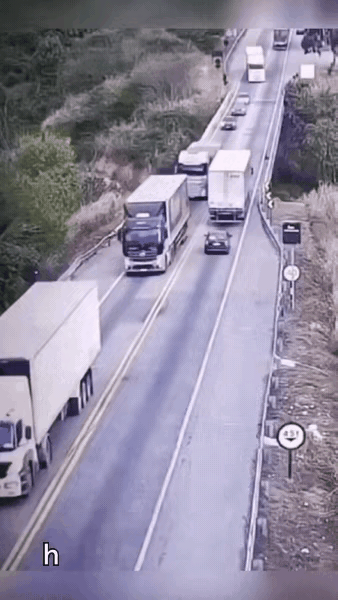 他为啥不刹车？他为啥不刹车？难道从后面上来的这辆货车出问题了？或许刹车失灵！或许