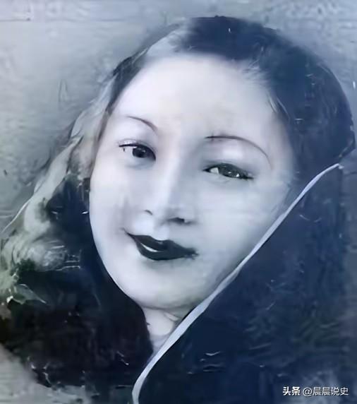 1952年青岛于小脚伏法：万人围观从盼芳容到哄笑，终是恶有恶报
 
1952年，