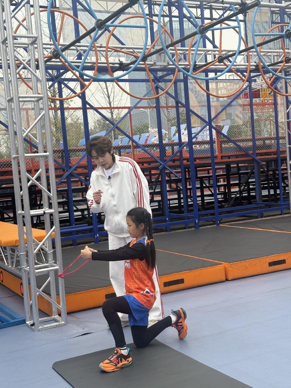 王濛往那一站跟小孩姐似的 谁看王濛和小朋友同框惊了！经典运动服+短发，讲专业时站