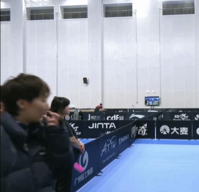 王曼昱今日海口亚洲杯比赛首秀开门红零封对手。接受完媒体采访后，又返回训练馆，与孟