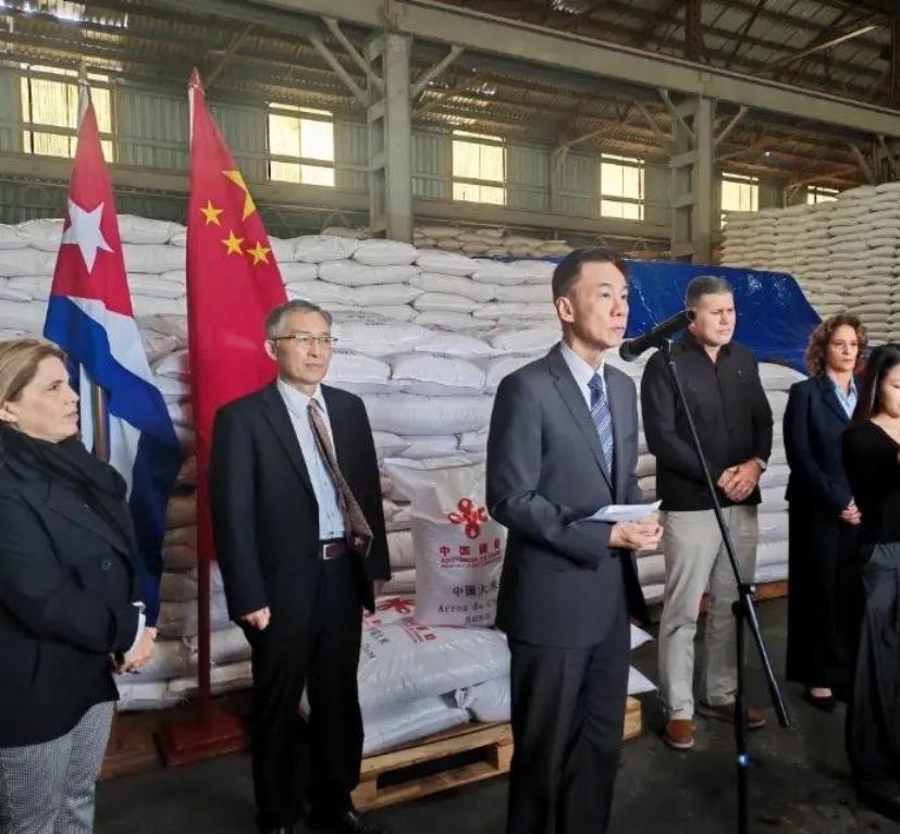 送粮就是“冤大头”？网上这种质疑，其实大多是没看清援助背后的实情和全局账。
 